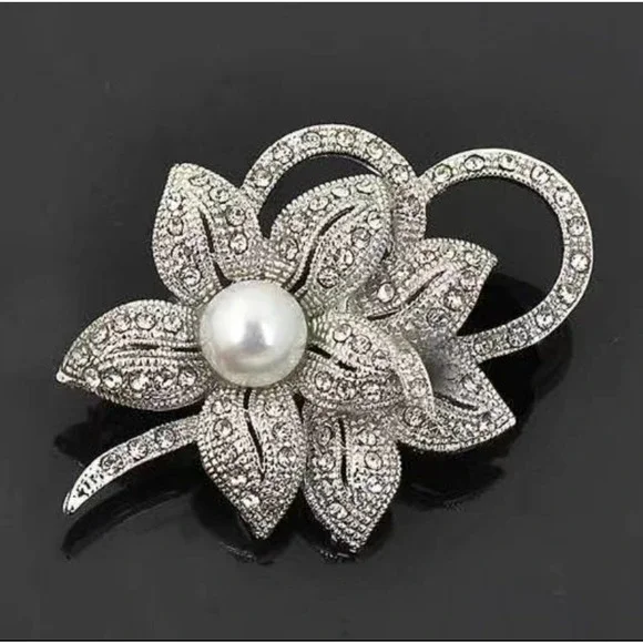 NWT Elegant Faux Pearl Brooch Luxury Embellished Fashion Flower Pin - Picture 1 of 8